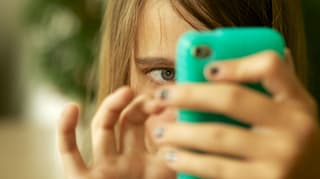 Ein Mädchen spielt mit seinem Handy. Ein Mädchen spielt mit seinem Handy.
