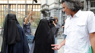 Rachid Nekkaz spricht zu zwei verschleierten Frauen.