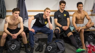 Mario (Max Hubacher) mit seinen Teamkollegen in der Garderobe Mario (Max Hubacher) mit seinen Teamkollegen in der Garderobe