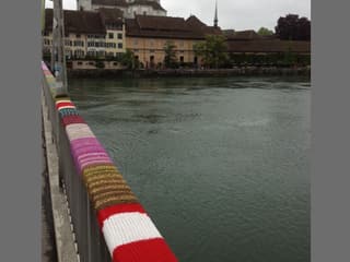 Brückengeländer, im Hintergrund Altstadt und Barock-Kathedrale von Solothurn