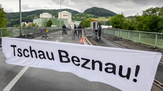 Ein Transparent mit der Aufschrift «Tschau Beznau!» vor dem AKW Beznau.