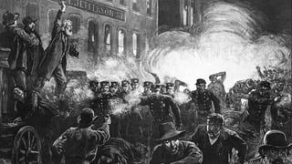 Schwarz-weiss Stich einer Bombenexplosion während eines Arbeiterstreiks 1886 in Chicago.
