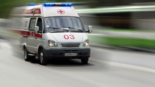 Ein Krankenwagen fährt mit Blaulicht ins Spital