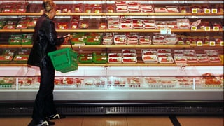 Frau vor Migros-Fleischregal