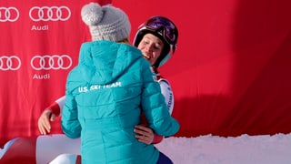 Michelle Gisin und Mikaela Shiffrin im Zielraum. Michelle Gisin und Mikaela Shiffrin im Zielraum.
