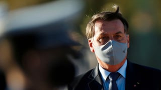 Brasiliens Präsident Jair Bolsonaro trägt eine Maske