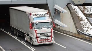 Ein Lastwagen fährt aus dem Gotthard-Tunnel