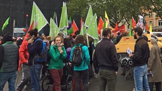 Demonstranten versammeln sich auf dem Helvetiaplatz. 