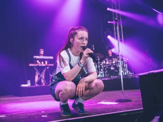 Die dänische Sängerin Sigrid bei ihrer Show.