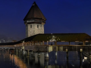 Die Kapellbrücke wird von aussen stärker oder schwächer beleuchtet, je nachdem, ob viele oder wenige Personen auf der Brücke sind.