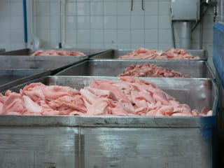 Fleisch in einer Tonne