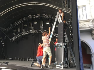 Soundanlage wird aufgezogen Soundanlage wird aufgezogen