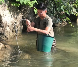 Jan Rommerskirchen zieht eine Reuse aus dem Wasser 