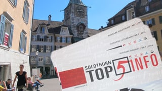 Broschüren zur Fusion vor Stadtansicht Solothurn