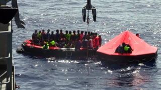 Die irische Marine bei ihrem Rettungseinsatz vor der libyschen Küste. Ein Rettungsboot ist gefüllt mit Flüchtlinge.