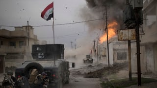 Irakische Soldaten kämpfen sich durch die Strassen Mossuls