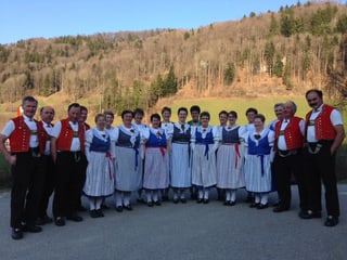 Gruppenbild mit Jodlerinnen und Jodlern in Appenzeller-Tracht.