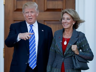 Donald Trump stellt Betsy DeVos als neue Bildungsministerin vor. 