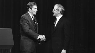 Ronald Reagan und Walter Mondale beim Handshake.