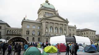 Bundeshaus mit Zelten davor