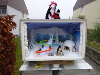 Adventsfenster zum Thema «Pinguin-Landschaft mit Spielplatz».