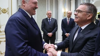René Fasel und Alexander Lukaschenko schütteln Hände bei einem Treffen.