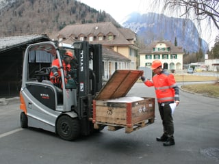 Der Chef von Batrec schaut sich die gelieferte Elektroauto-Batterie an. Der Chef von Batrec schaut sich die gelieferte Elektroauto-Batterie an.