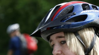 Frau mit Velohelm. Frau mit Velohelm.