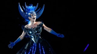 Die Königin der Nacht (Ana Durlovski) singend in einem blauen Kleid.