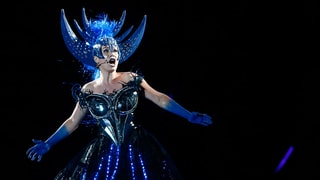 Die Königin der Nacht (Ana Durlovski) singend in einem blauen Kleid.