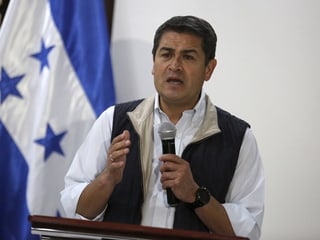 Hernandez nach den Wahlen, vor Honduras-Flagge