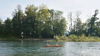 ein Paar, das im Fluss kajakt ein Paar, das im Fluss kajakt