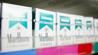 Marlboro-Päckchen werden zum Verkauf angeboten. Marlboro-Päckchen werden zum Verkauf angeboten.
