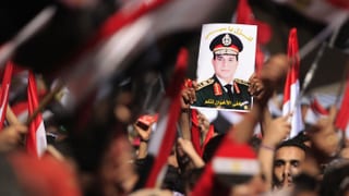 Demonstranten halten ein Bild von al-Sisi