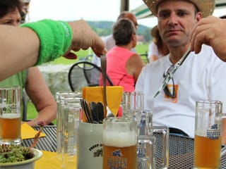 Essen und Getränke und mehr oder weniger müde Wanderer.