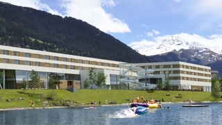 Das geplante Hotel ist ein länglicher Bau mit zwei Stöcken direkt oberhalb des Sees.