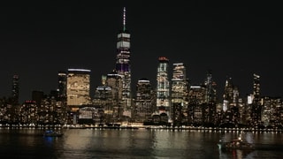 Blick auf die nächtliche Skyline von New York. Blick auf die nächtliche Skyline von New York.