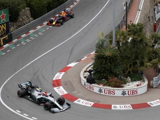 Zwei Boliden auf der Strecke in Monaco. Zwei Boliden auf der Strecke in Monaco.