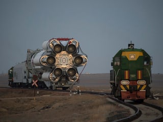 Weltraumrakete auf einer Eisenbahnstrecke