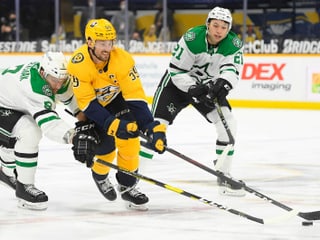 Roman Josi kämpft um den Puck Roman Josi kämpft um den Puck