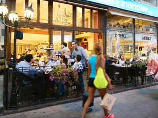 Ein Strassencafe in Beirut, eine junge Frau in kurzen Hosen läuft vorbei. Ein Strassencafe in Beirut, eine junge Frau in kurzen Hosen läuft vorbei.