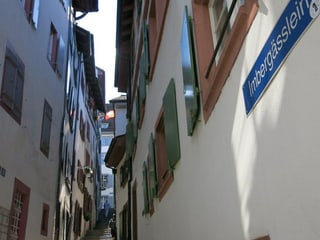 Enge Gasse mit Strassenschild.
