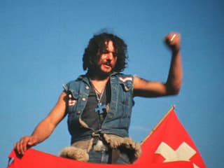 Ein Mann mit einer Schweizerfahne. Ein Mann mit einer Schweizerfahne.