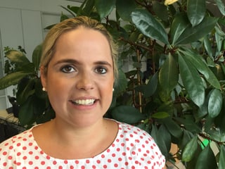 Frau mit blonden Haaren in rot-gepunktetem Kleid. Frau mit blonden Haaren in rot-gepunktetem Kleid.