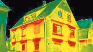Ein Haus im Fokus einer Infrarotkamera, welche den Wärmeverlust aufzeigt. 