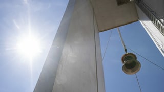 Kirchturm vor bewölktem Himmel Kirchturm vor bewölktem Himmel