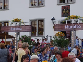 Schilder mit Ascona und Muralto und Zuschauer.