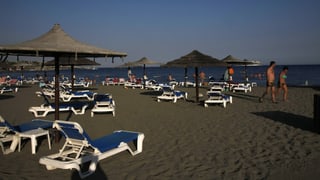 Menschen an einem Strand in Zypern