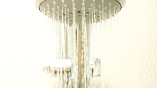 Duschhahn mit Wasser