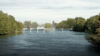 Das Kraftwerk ist vom oberen Flusslauf her gesehen nur noch als Brücke erkennbar. 